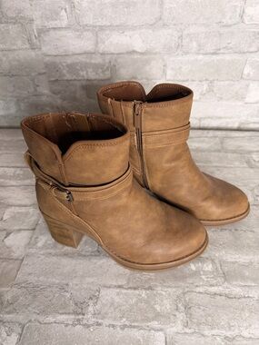 8.5WW Women’s Tan Ankle Boots with Block Heel